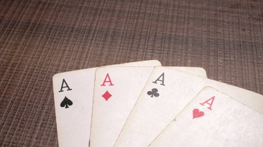 Ahşap arkaplanda kart oynayan aslar                                    