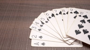 Ahşap arkaplanda oyun kartları kümesi                                    