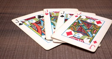 Tahta arkaplanda kart oynayan Joker                                      