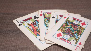 Tahta arkaplanda kart oynayan Joker                                      