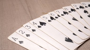 Ahşap arkaplanda oyun kartları kümesi                                    