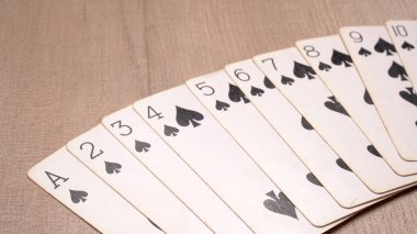 Ahşap arkaplanda oyun kartları kümesi                                    