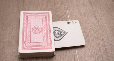 Ahşap arkaplanda oyun kartları kümesi                                    