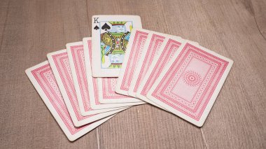 Ahşap arkaplanda oyun kartları kümesi                                    