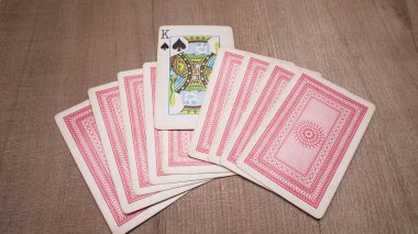 Ahşap arkaplanda oyun kartları kümesi                                    