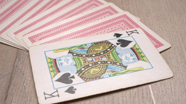 Ahşap arkaplanda oyun kartları kümesi                                    