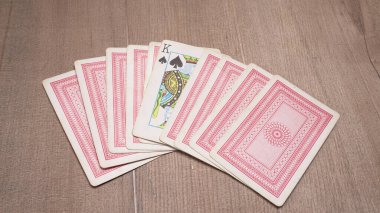 Ahşap arkaplanda oyun kartları kümesi                                    