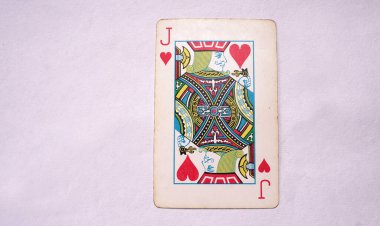 Beyaz arkaplanda Joker oyunu kartı                              