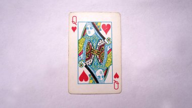 Beyaz arkaplanda kart oynayan kraliçe        