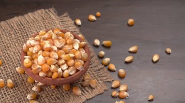 Tahta arkaplandaki mısır tohumlarını çuval beziyle görmek