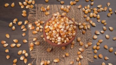 Tahta arkaplandaki mısır tohumlarını çuval beziyle görmek