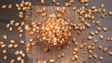 Tahta arkaplandaki mısır tohumlarını çuval beziyle görmek