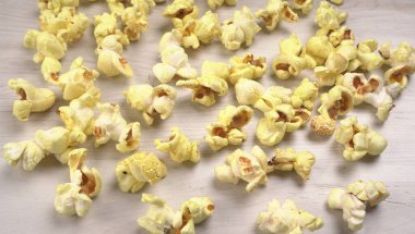 Lezzetli patlamış mısır yığını, ahşap masada tuzlu patlamış mısır..