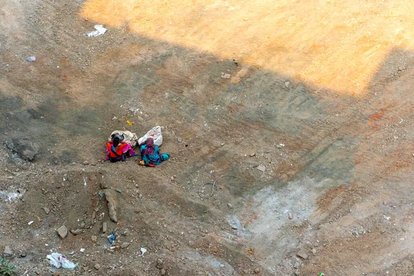 Hindistan Yerde Oturan Iki Kadın — Stok fotoğraf