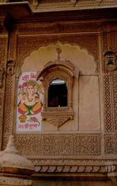 Güzel Rajasthan miras binasının, karmaşık sanat eserleriyle dolu sarı kireçtaşından yapılmış oyma pencerelerinin ayrıntıları.