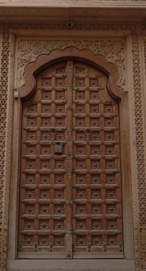 Eski metal kapı, detaylı manzara.