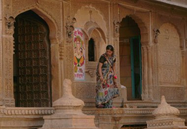 Sokaktaki kız, Hindistan 'daki eski tarihi bina.