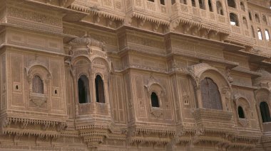 Güzel Rajasthan miras binasının, karmaşık sanat eserleriyle dolu sarı kireçtaşından yapılmış oyma pencerelerinin ayrıntıları.