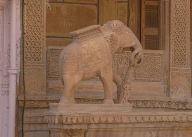 Jaisalmer, Hindistan - 8 AĞUSTOS 2019: Rajasthan 'daki antik altın şehir Jaisalmer' in evleri ve sokakları.