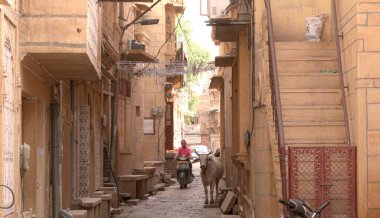 Jaisalmer, Hindistan - 8 AĞUSTOS 2019: Rajasthan 'daki antik altın şehir Jaisalmer' in caddesi.