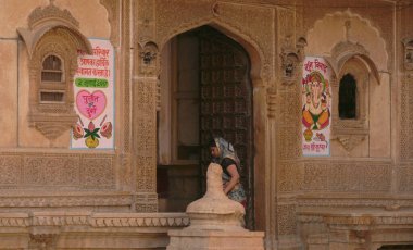 Jaisalmer, Hindistan - 8 AĞUSTOS 2019: Rajasthan 'daki antik altın şehir Jaisalmer' in caddesi.