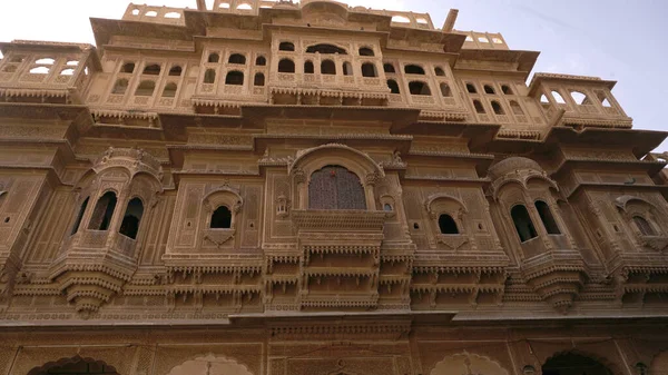 美しいラジャスタンの伝統的な建物の彫刻窓の詳細複雑なアートワークと黄色の石灰岩で構成されています — ストック写真