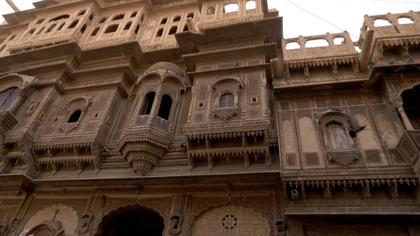 Detaily Krásné Rajasthan Dědictví Budovy Vyřezávání Oken Žlutého Vápence Složitým — Stock fotografie