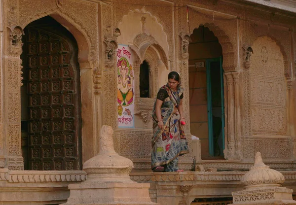 Dziewczyna Ulicy Stary Zabytkowy Budynek Mieście Indie — Zdjęcie stockowe