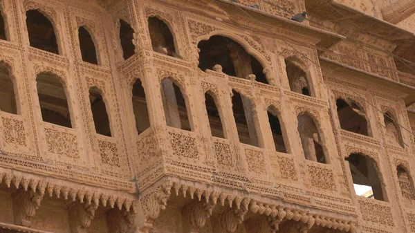 美しいラジャスタンの伝統的な建物の彫刻窓の詳細複雑なアートワークと黄色の石灰岩で構成されています — ストック写真
