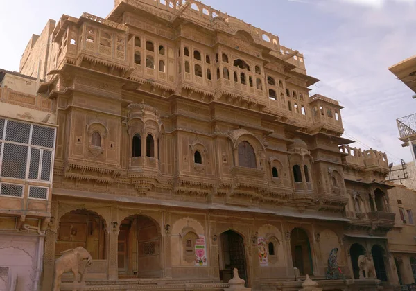 Detaily Krásné Rajasthan Dědictví Budovy Vyřezávání Oken Žlutého Vápence Složitým — Stock fotografie