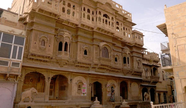 Szczegóły Piękne Okna Rzeźbiarskie Budynku Dziedzictwa Rajasthan Wykonane Żółtego Wapienia — Zdjęcie stockowe