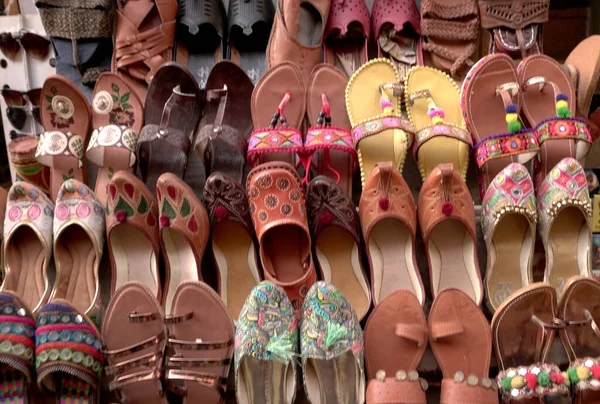 インド市場での靴販売 — ストック写真