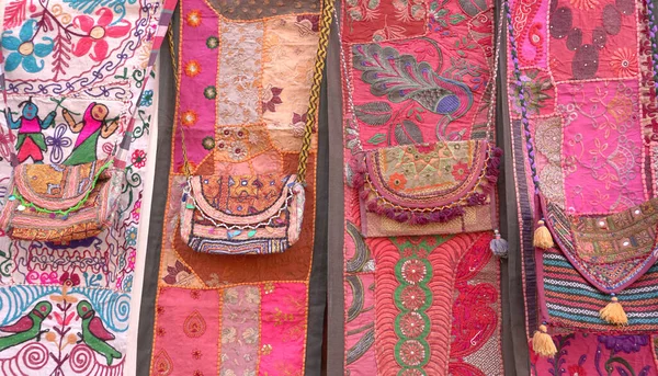 Κοντινή Θέα Των Παραδοσιακών Χειροποίητων Τσαντών Στην Αγορά Του Δρόμου — Φωτογραφία Αρχείου