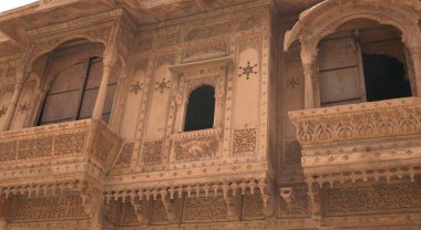 Sarı kireçtaşından yapılmış güzel Rajasthan miras binalarının ayrıntıları