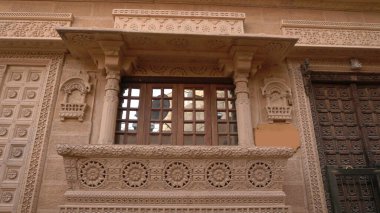 Sarı kireçtaşından yapılmış güzel Rajasthan miras binalarının ayrıntıları