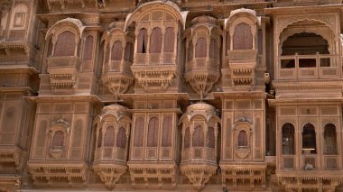 Sarı kireçtaşından yapılmış güzel Rajasthan miras binalarının ayrıntıları