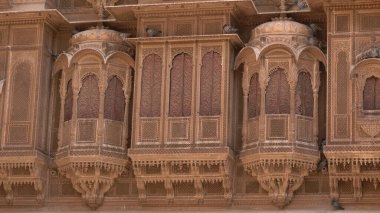 Sarı kireçtaşından yapılmış güzel Rajasthan miras binalarının ayrıntıları