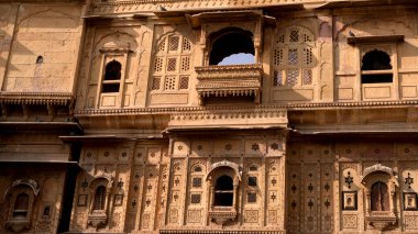 Sarı kireçtaşından yapılmış güzel Rajasthan miras binalarının ayrıntıları