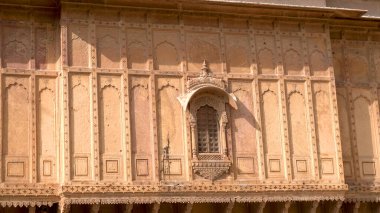 Sarı kireçtaşından yapılmış güzel Rajasthan miras binalarının ayrıntıları