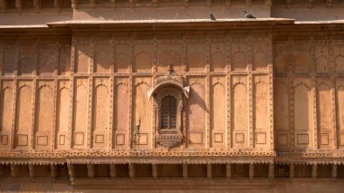 Sarı kireçtaşından yapılmış güzel Rajasthan miras binalarının ayrıntıları