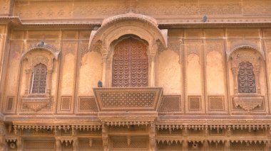 Sarı kireçtaşından yapılmış güzel Rajasthan miras binalarının ayrıntıları