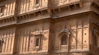 Sarı kireçtaşından yapılmış güzel Rajasthan miras binalarının ayrıntıları