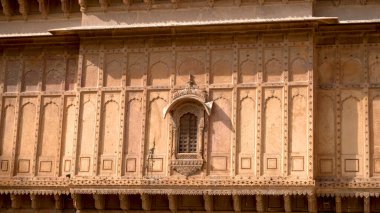 Sarı kireçtaşından yapılmış güzel Rajasthan miras binalarının ayrıntıları