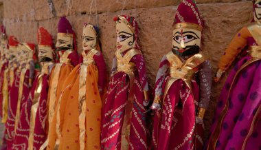 Hindistan 'daki Jodhpur Şehir Sarayı' nın sokak dükkanında asılı renkli Rajasthan kuklaları.