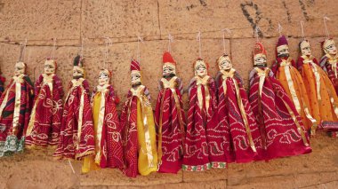 Hindistan 'daki Jodhpur Şehir Sarayı' nın sokak dükkanında asılı renkli Rajasthan kuklaları.