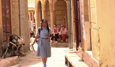 Hindistan sokaklarında turistler