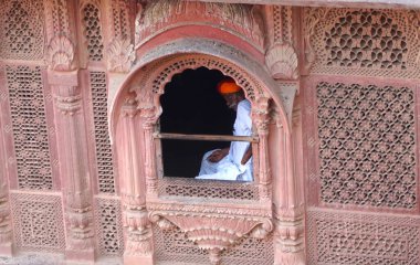 Hindistan 'daki tapınakta bir adam var. 