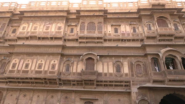 美丽的拉贾斯坦邦传统建筑的细节 由黄色石灰石构成 — 图库照片