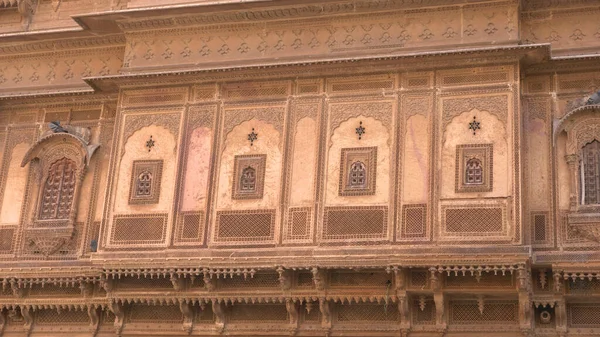 美丽的拉贾斯坦邦传统建筑的细节 由黄色石灰石构成 — 图库照片