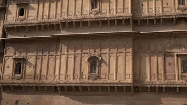 黄色の石灰岩で構成された美しいラジャスタンの遺産の建物の詳細 — ストック写真